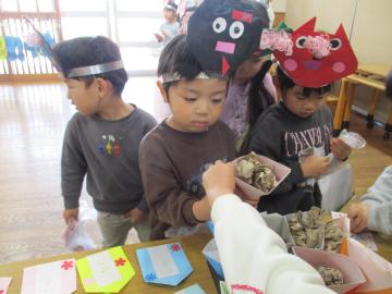 豆とお守りを貰うこどもたち。